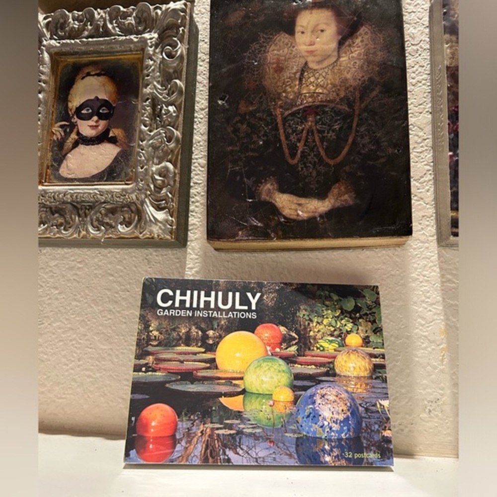 Chihuly Garden Installations Postcard Set: Set of 32 Postcards New‎